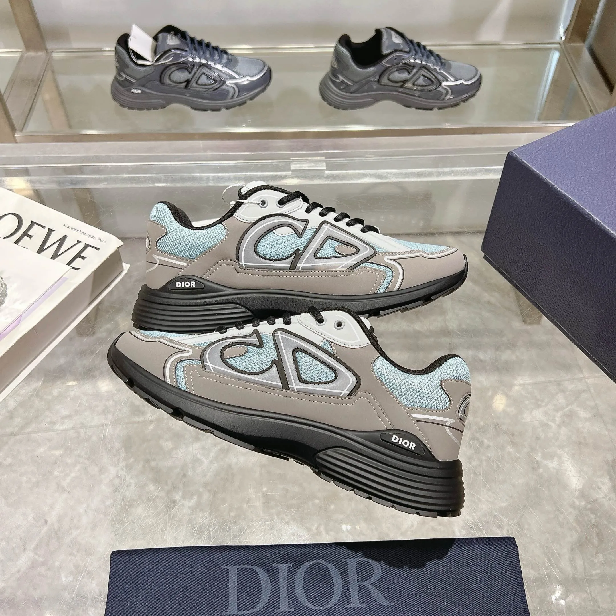 👟👟Ex-factory price 520👟👟 H612 high version B30 low-top sneakers are one of the flagship styles of this series. Crafted from mesh and technical fabrics, it's finished with a reflective 'CD30' graphic and 'DIOR B30' and 'CD30' logos on the heel and tongue. The extra-light, sculpted rubber sole adds style with signature accents, while internal stretch details create ideal comfort. Can be paired with a variety of casual looks to show a fashionable, modern and sporty style. ✅Size: 35-47 (45-46-47 customized, non-returnable and non-exchangeable) ✅Sole material: Original ultra-light IP sole ✅Packaging: Brand new counter packaging